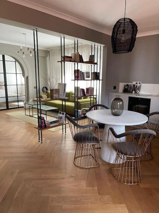 Stunning 1Bd Flat With 50M2 Terrace In The City Center Bucarest Extérieur photo